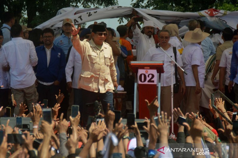 Prabowo menyapa pendukungnya di Karawang