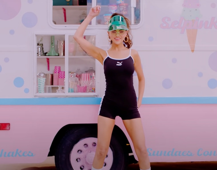 Pakaian sporty ala Selena Gomez di Ice Cream. (Foto: Elitedaily)