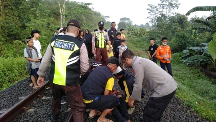Pemuda Sukabumi Hampir Kehilangan Nyawa karena Tertidur Pulas di Rel Kereta