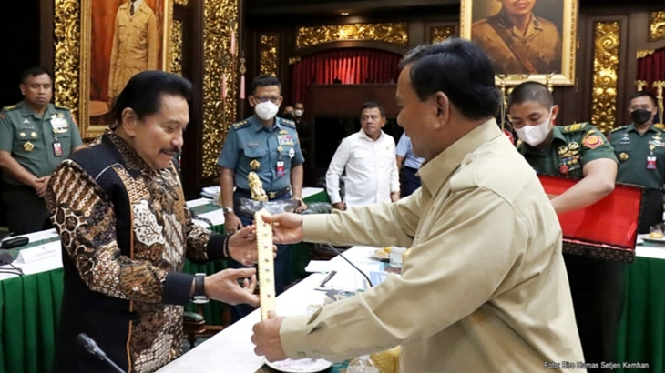 Jalin Komunikasi dengan Senior TNI, Prabowo Hadiahi Hendropriyono Keris