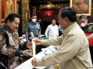 Jalin Komunikasi dengan Senior TNI, Prabowo Hadiahi Hendropriyono Keris