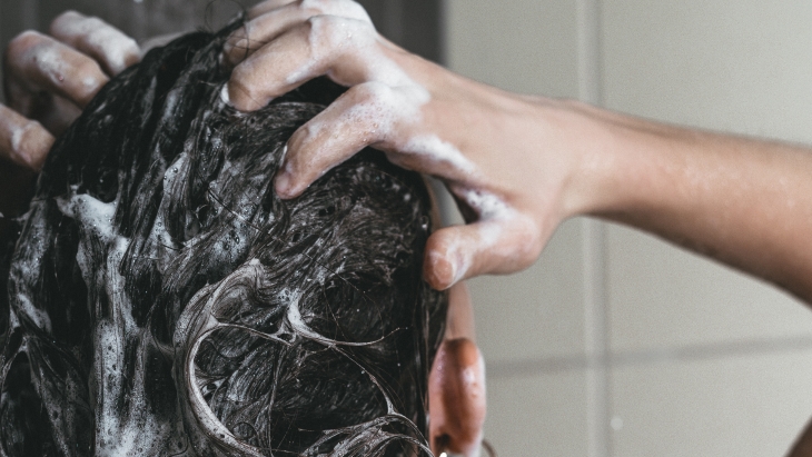 Keramas sebelum mewarnai rambut tidak membuat warna rambut lebih tahan lama. (Foto: Pexels/Scandinavian Biolabs)
