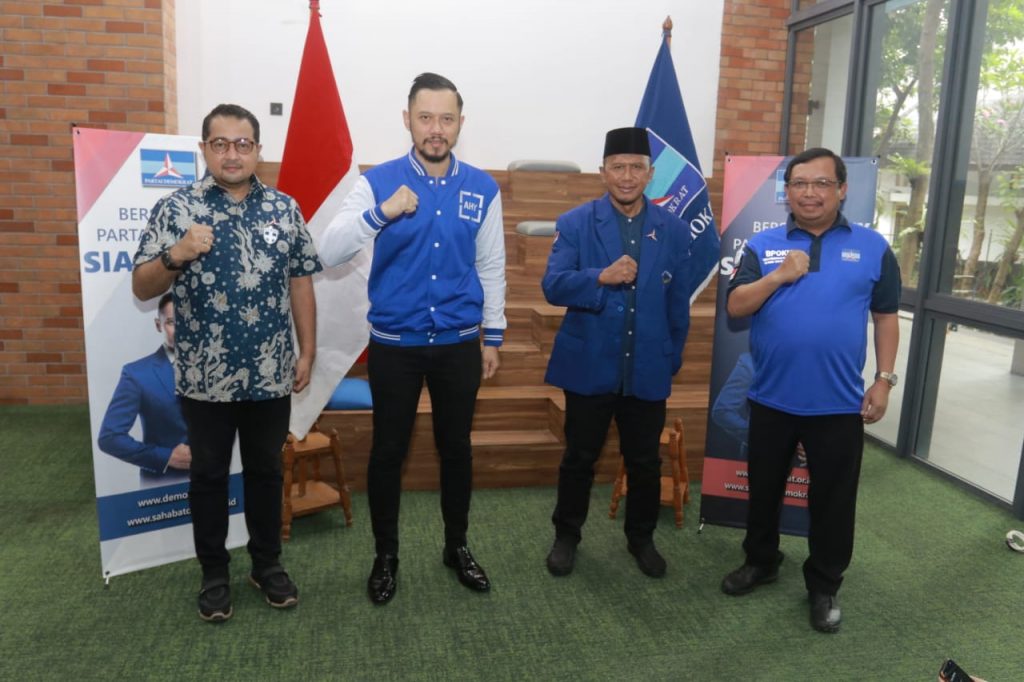 Pelatih Sepak Bola RD dan AHY