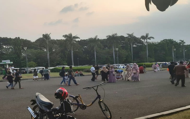 Kawasan Monas di Siang Hari pada Lebaran Kedua
