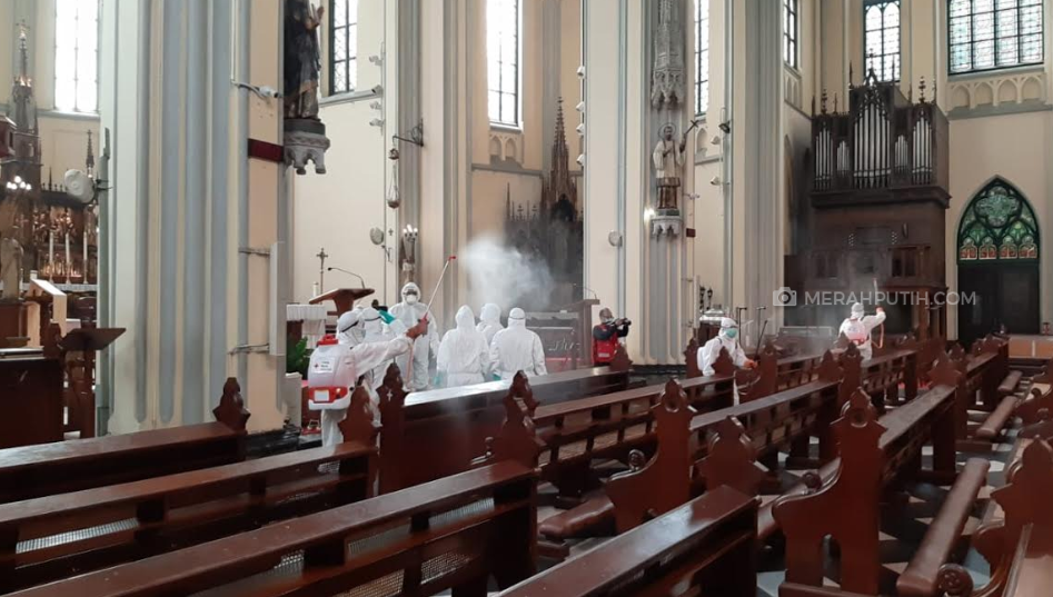 Aparat gabungan TNI dan Polri melakukan pembersihan disinfektan di Gereja Katedral, Jakarta Pusat (MP/Kanugraha)