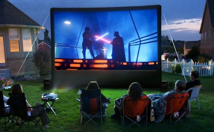 Bioskop di rumah bersama keluarga. (Foto Projector Top)