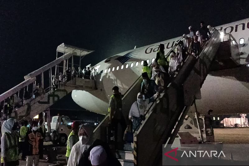 Jemaah Haji Kloter Pertama Embarkasi Solo Tiba di Tanah Air