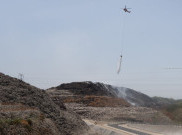 Kebakaran TPA Putri Cempo Mengancam Bangunan PLTSa