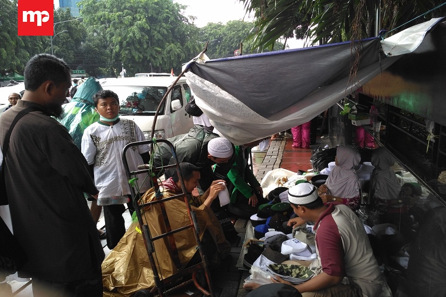 Usai Aksi 112, Peci dan Celana Katung Laku Keras