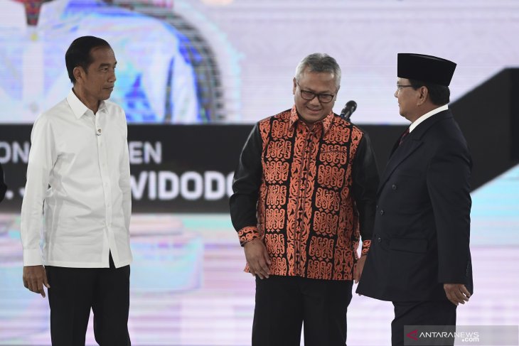 Capres nomor urut 01 Joko Widodo dan capres nomor urut 02 Prabowo Subianto bersama Ketua KPU Arief Budiman tiba dipanggung untuk mengikuti debat capres putaran keempat di Hotel Shangri La, Jakarta, Sabtu (30/3/2019). ANTARA FOTO/Hafidz Mubarak A/pras.