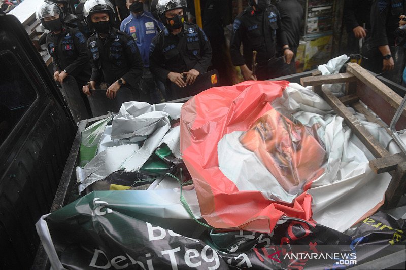 Polisi dan TNI menutup markas FPI di Petamburan, Jakarta Pusat, setelah pemerintah memutuskan membubarkan organisasi pimpinan Rizieq Shihab itu, Rabu (30/12). ANTARA FOTO/Akbar N Gumay.