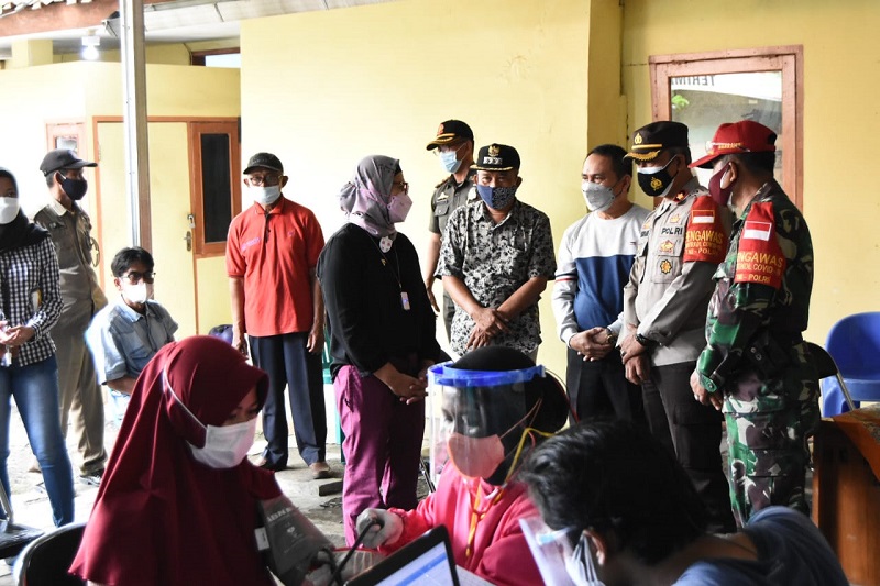 Biar Warga Mau Vaksin, Bupati Indramayu Bagikan Ayam Sebagai Hadiah