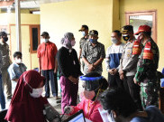 Biar Warga Mau Vaksin, Bupati Indramayu Bagikan Ayam Sebagai Hadiah