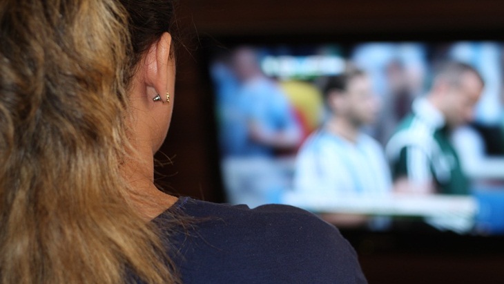 Nonton sepak bola. (Foto: Pixabay/wilkernet)