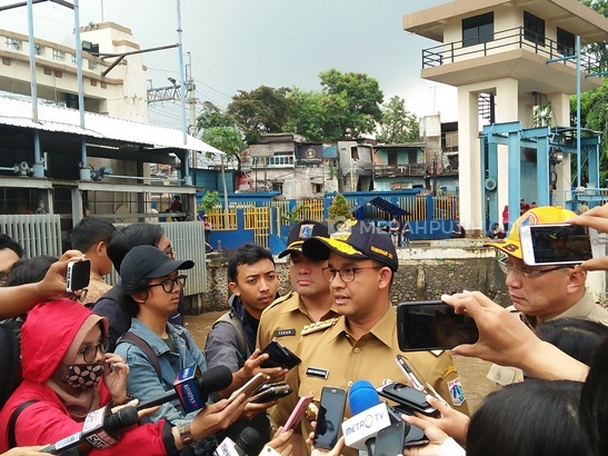 Anies Terkejut Ada Kasur di 200 Ton Sampah yang Tersangkut di Pintu Air Manggarai