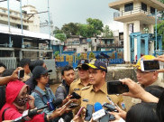 Anies Terkejut Ada Kasur di 200 Ton Sampah yang Tersangkut di Pintu Air Manggarai