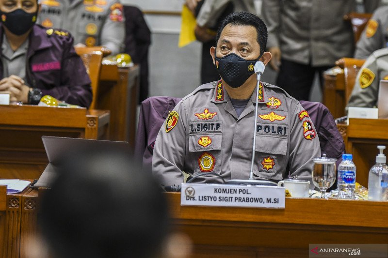 Calon Kapolri Komjen Pol Listyo Sigit Prabowo bersiap mengikuti Uji Kelayakan dan Kepatutan Calon Kapolri di ruang Komisi III DPR, Rabu (20/1). ANTARA FOTO/Pool/Galih Pradipta