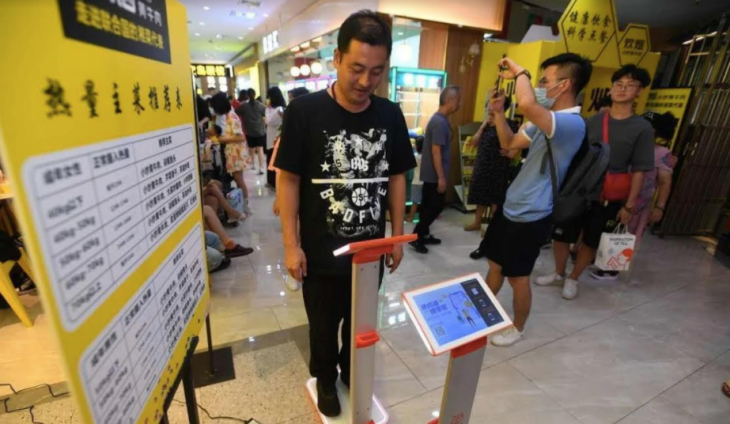 Pelanggan Diminta Timbang Berat Badan Sebelum Bisa Pesan Makanan di Restoran Ini