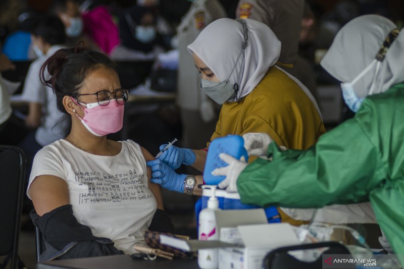 Petugas kesehatan menyuntikkan vaksin COVID-19 kepada warga di fasilitas pelayanan vaksinasi massal di Cimahi Techno Park, Cimahi, Jawa Barat, Selasa (22/6/2021). (ANTARA FOTO/Novrian Arbi/wsj)