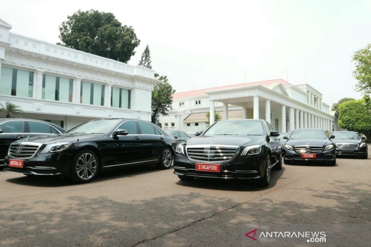 Sejumlah mobil VVIP tiba di Halaman Istana Negara, Jakarta, untuk digunakan sebagai kendaraan tamu negara saat acara pelantikan presiden (Bayu Prasetyo)