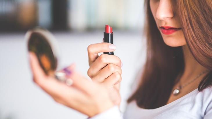 Berempuan mengenakan lipstik. (Pixabay/ kaboompics)