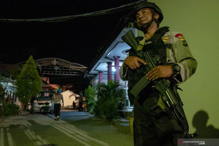 ARSIP-Polisi bersenjata berjaga di depan kamar jenazah tempat disemayamkannya tiga anggota Mujahidin Indonesia Timur (MIT) Poso di Rumah Sakit Bahayangkara Polri di Palu, Sulawesi Tengah, Jumat (22/3/2019). ANTARA/Basri Marzuki/pras.