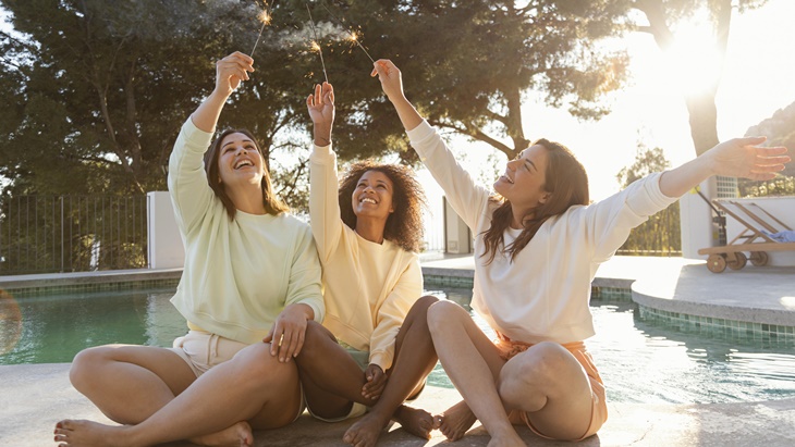 'Recharge' Energi di Akhir Tahun Bersama Teman dengan Staycation