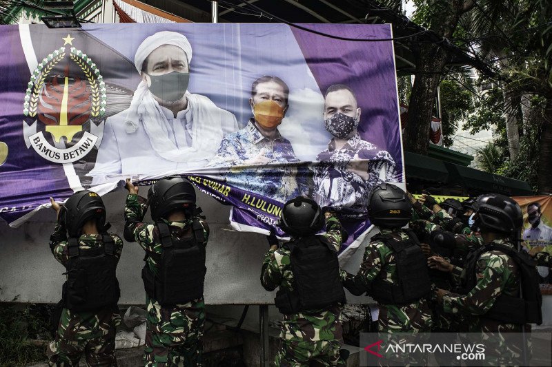 Prajurit TNI menertibkan spanduk tidak berizin saat patroli keamanan di Petamburan, Jakarta, Jumat (20/11/2020). Sebanyak 500 personel gabungan dari TNI dikerahkan untuk menertibkan spanduk ataupun baliho yang tidak memiliki izin di wilayah yang berada di bawah pengamanan Kodam Jaya/Jayakarta. ANTARA FOTO/Aprillio Akbar/pras.