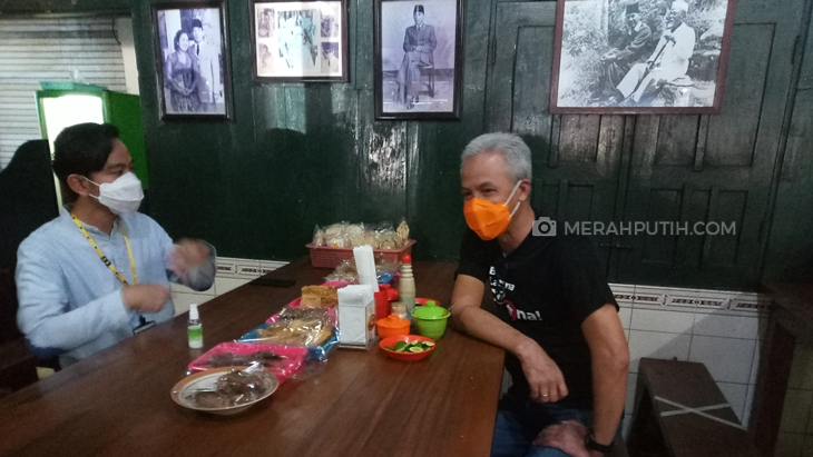 Gibran Blusukan ke Pasar Notoharjo Bareng Ganjar Pranowo