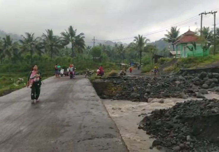 Hujan Deras di Puncak Gunung Semeru Picu Banjir Lahar Selama 2,5 Jam, Waspada Potensi Awan Panas Hingga Radius 13 Kilometer