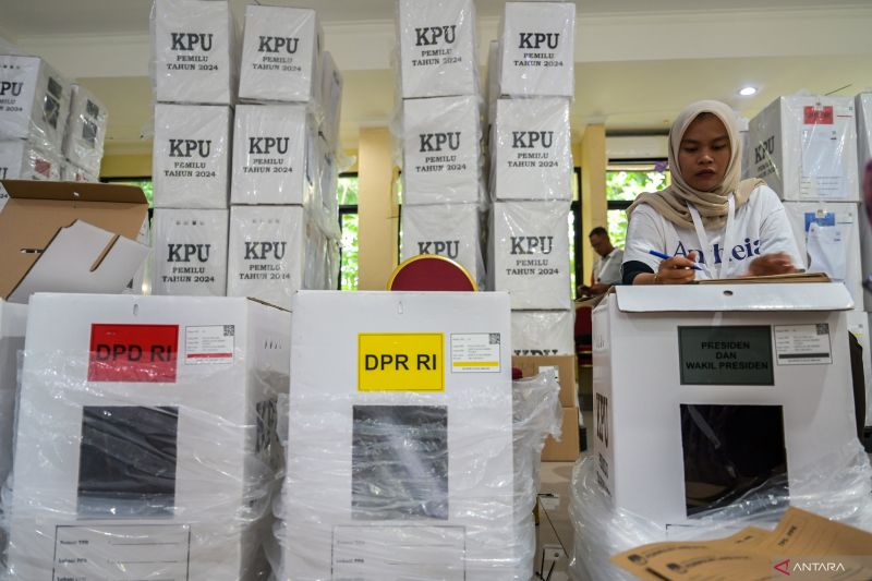 Seorang petugas mengemas logistik Pemilu 2024 di Pulau Pramuka, Kabupaten Administrasi Kepulauan Seribu, Jakarta, Minggu (11/2)