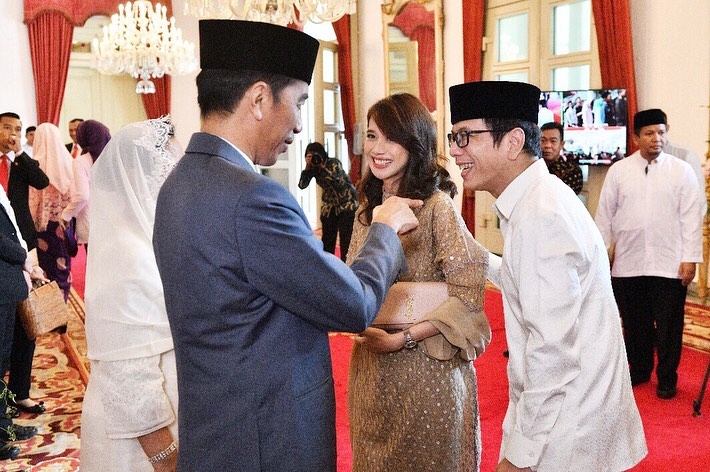 Wishnutama bersama sang istri saat hadir dalam acara open house di Istana Negara. Foto: Instagram/wishnutama