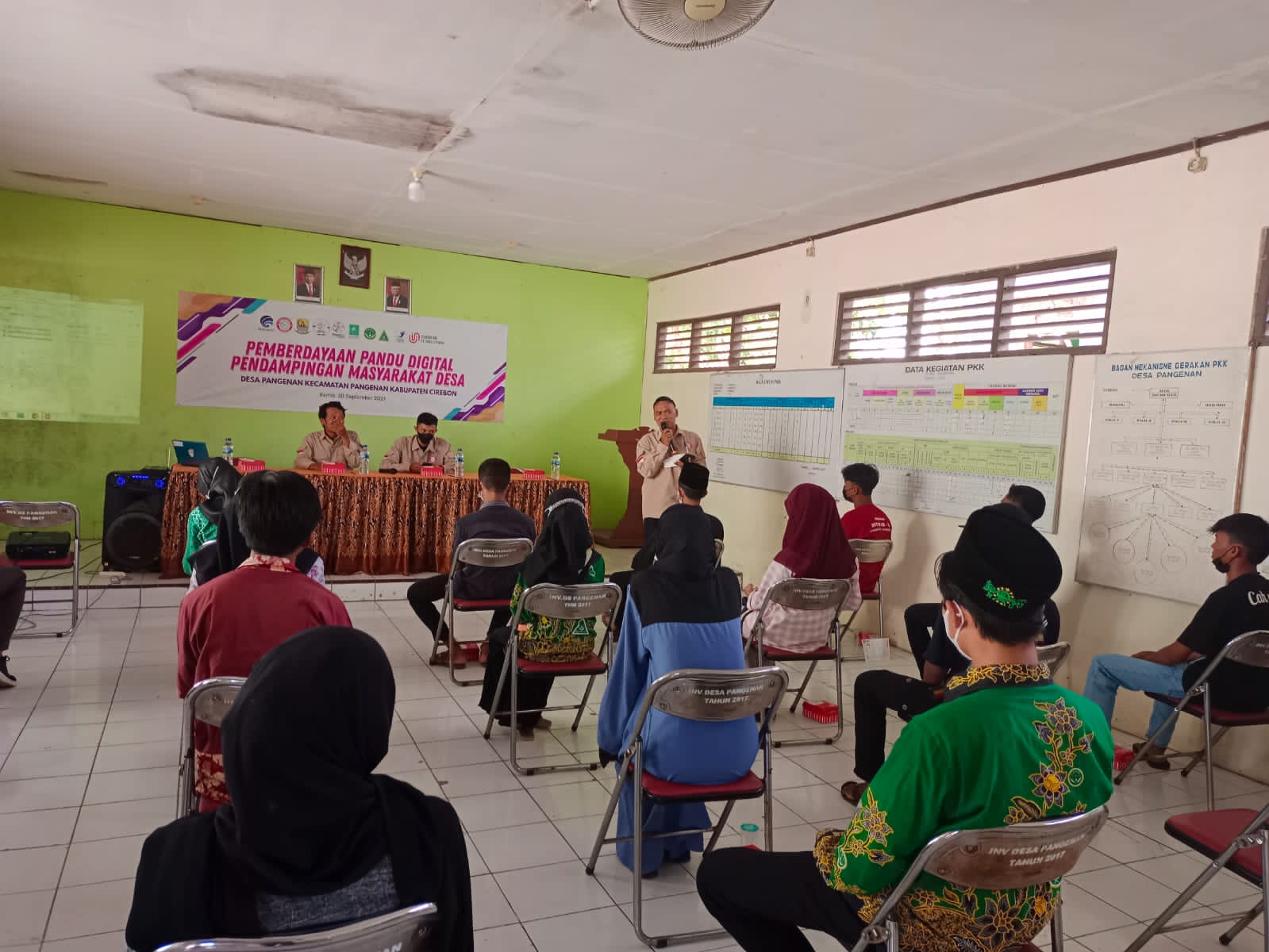 Ratusan warga di 15 desa di Kabupaten Cirebon, secara serentak dilatih literasi digital. (Foto: Mauritz)