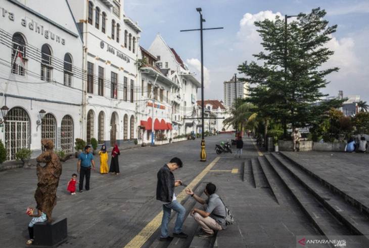 Pengunjung beraktivitas di kawasan Kota Tua, Jakarta, Minggu (17/5/2020). Menteri Pariwisata dan Ekonomi Kreatif Wishnutama Kusubandio mengajak industri pariwisata untuk menerapkan protokol kesehatan yang diterapkan secara ketat untuk menghadapi kehidupan normal yang baru (New Normal) di mana masyarakat harus hidup berdampingan dengan COVID-19. ANTARA FOTO/Aprillio Akbar/aww.
