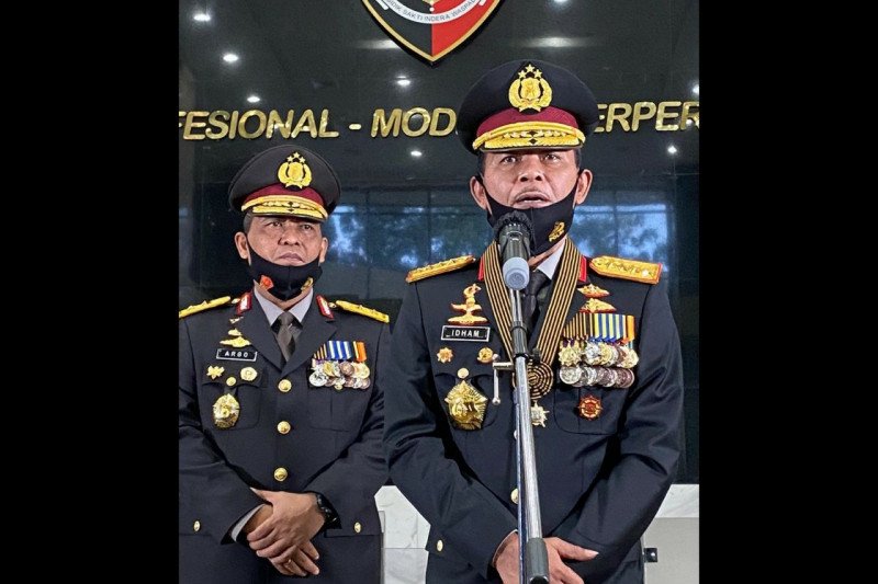 Kapolri Jenderal Pol Idham Azis (kanan) didampingi Kadiv Humas Polri Irjen Pol Raden Prabowo Argo Yuwono dalam konferensi pers di Mabes Polri, Jakarta, Rabu (1/7/2020). (ANTARA/ HO-Polri)
