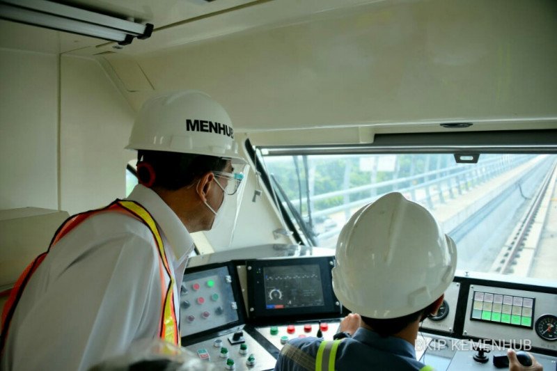 Menhub Budi Karya saat uji coba Light Rail Transit (LRT) LRT Jabodebek dari Stasiun TMII-Stasiun Harjamukti, Cibubur pergi pulang (PP), Minggu (15/11). ANTARA/HO-BKIP Kemenhub