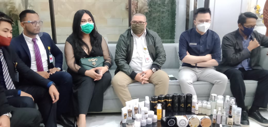 dr. Oky Pratama bersama kuasa hukumnya (Foto: Ist)