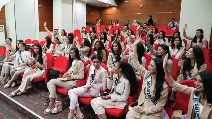 para Finalis Puteri Indonesia berdialog dengan Wakil Ketua KPK Lili Pintauli Siregar 