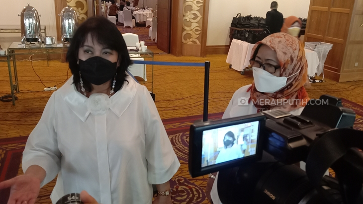 Inspektur Utama Badan POM RI   Mayagustina Andarini (kiri) bersama  Kepala Balai Besar POM Surabaya   Rustyawati. (Foto: MP/Budi Lentera)