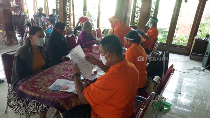  Warga kurang mampu di Solo, Jawa Tengah mendapatkan Bantuan Langsung Tunai (BLT) dari Kemensos, Jumat (15/5). (MP/Ismail)