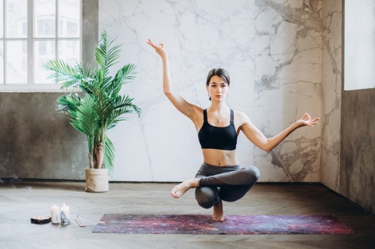 Jangan Sampai Salah, Yoga Harus Dilakukan Tanpa Alas Kaki