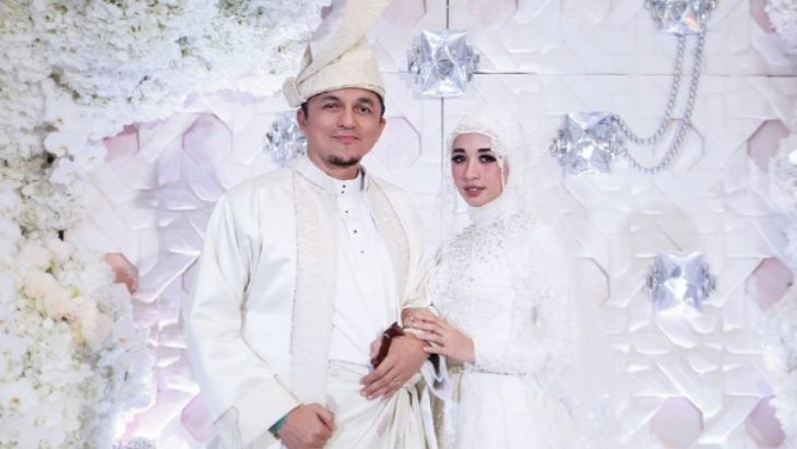 Usai Ijab Kabul Suami Laudya Cynthia Bella Salat di Atas Gedung