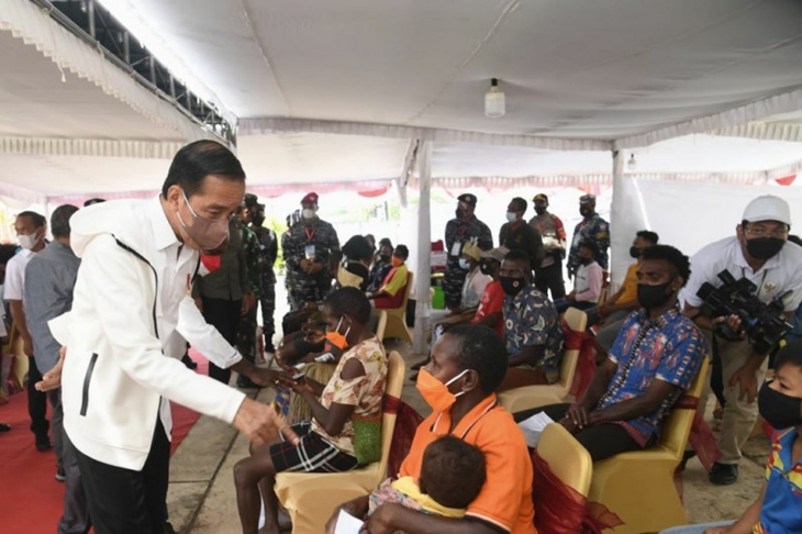 Presiden Joko Widodo (kiri) saat meninjau vaksinasi bagi masyarakat di Kantor Bupati Merauke, Papua, Minggu (3/10) sebagaimana keterangan tertulis Biro Pers Sekretariat Presiden, diterima di Jakarta. (ANTARA/HO-Biro Pers Sekretariat Presiden/Ruslan)