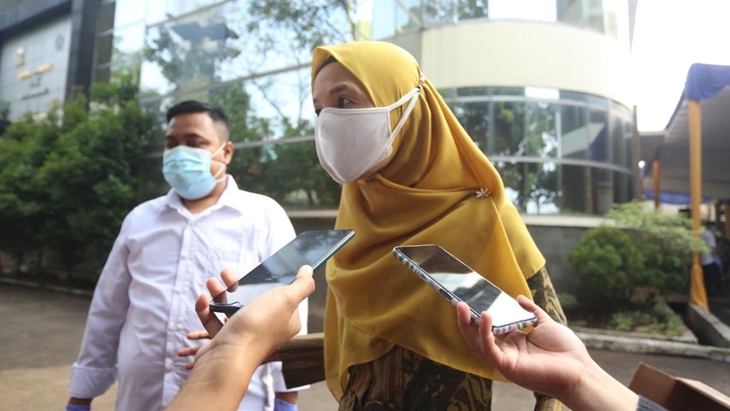 Yunimar Mulyana meninjau pelaksanaan vaksinasi massal yang diselenggarakan oleh FBS Kota Bandung di Gedung Binangkit PKK Kota Bandung, Senin (28/6). (Foto: MP/Humas Bandung)