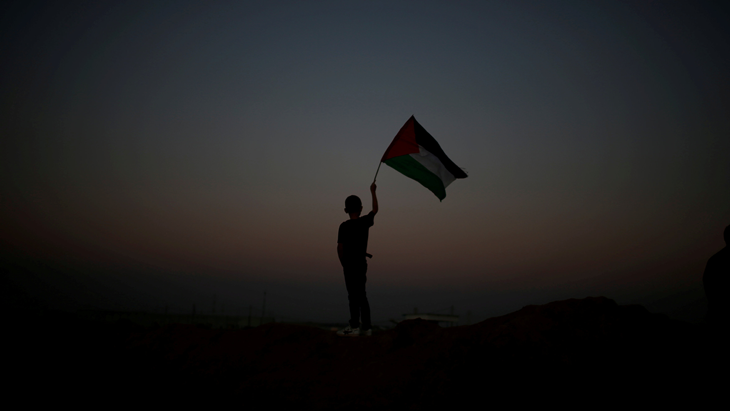 Rakyat Palestina Buat Benteng Pertahanan dari Ban Mobil yang Dibakar
