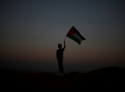 Rakyat Palestina Buat Benteng Pertahanan dari Ban Mobil yang Dibakar