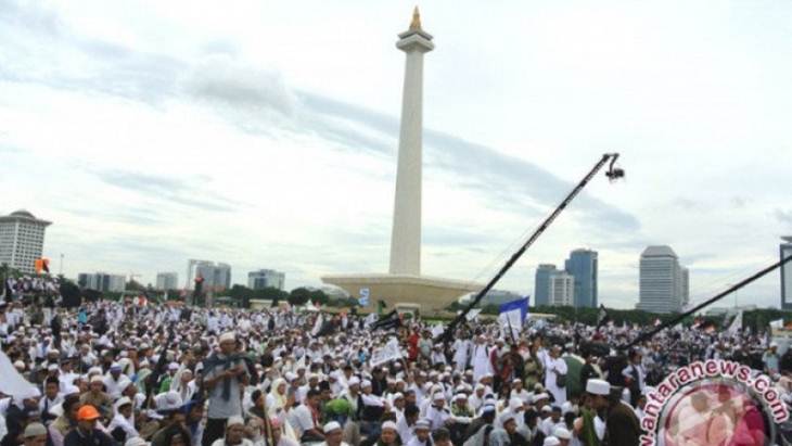 Massa dari berbagai elemen masyarakat mengikuti Reuni 212 di kawasan Monas, Jakarta, Sabtu (2/12/2017). (ANTARA/Zarqoni Maksum)