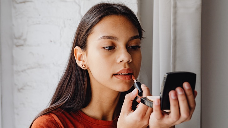 Punya 10 Warna, Liptint Glossy Stain Ini Cocok untuk 9 Tone Kulit