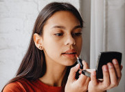 Punya 10 Warna, Liptint Glossy Stain Ini Cocok untuk 9 Tone Kulit