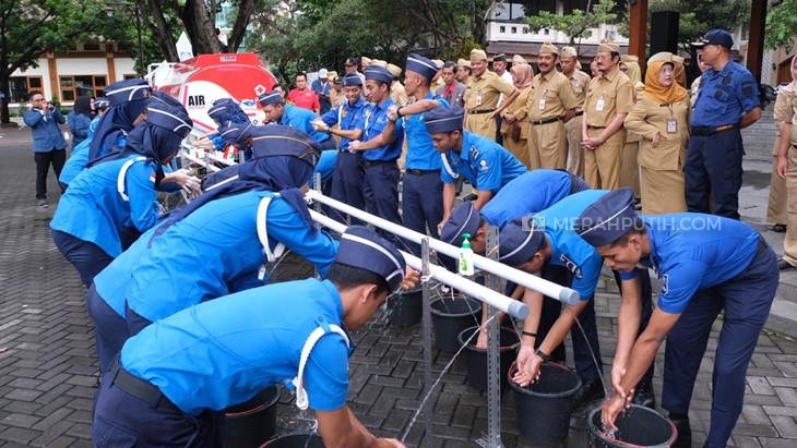  ASN Pemkot Solo Jawa Tengah mencucu tangan sebelum bekerja setelah penetapan KLB corona, Senin (16/3). (MP/Ismail)